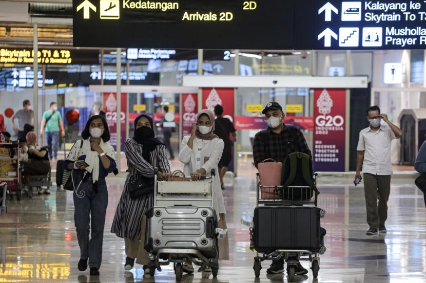 Sejumlah penumpang pesawat berjalan setibanya di Terminal 2 Domestik Bandara Soekarno Hatta, Tangerang, Banten, Ahad (8/5/2022). PT Angkasa Pura II mencatat pada Minggu (8/5) pergerakan penumpang yang datang dan pergi melalui Bandara Soekarno Hatta yaitu sebanyak 150.473 penumpang dengan total 945 pergerakan pesawat dan menjadi yang tertinggi pada masa pandemi COVID-19.