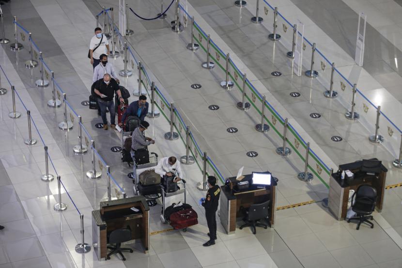 Sejumlah penumpang pesawat internasional mengantre saat validasi dokumen setibanya di Terminal 3 Bandara Internasional Soekarno-Hatta, Tangerang, Banten.