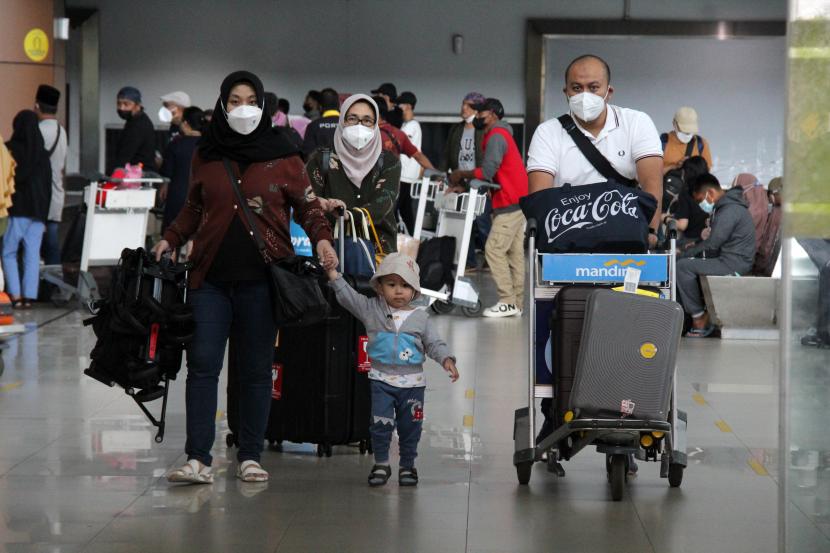 Penumpang keluar dari terminal kedatangan di Bandara Supadio, Kabupaten Kubu Raya, Kalimantan Barat, Sabtu (14/5/2022). Jumlah penumpang AP II diproyeksikan capai 3,62 juta orang pada libur Idul Adha.