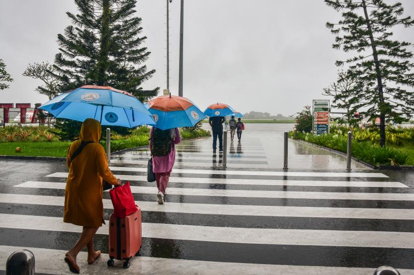 Sejumlah memakai payung di bawah guyuran hujan (ilustrasi). Badan Meteorologi Klimatologi dan Geofisika (BMKG) memberikan peringatan dini cuaca di Jakarta Bogor Depok Tangerang Bekasi (Jabodetabek).