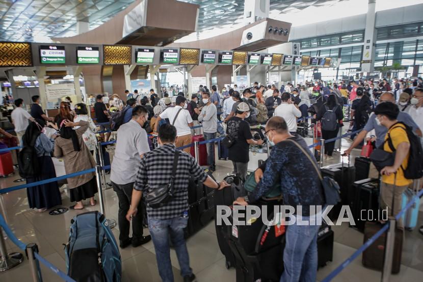 Sejumlah penumpang pesawat mengantre di loket lapor diri sebelum melakukan penerbangan di area Terminal 3 Bandara Internasional Soekarno Hatta, Tangerang, Banten, Jumat (17/12/2021). Direktorat Jenderal Imigrasi Kementerian Hukum dan Hak Asasi Manusia (Kemenkumham) mencatat selama periode 1 hingga 16 Desember 2021, sebanyak 37.214 WNI melakukan perjalanan ke luar negeri melalui Bandara Soekarno Hatta, sedangkan WNI yang tiba ke Indonesia melalui Bandara Soekarno Hatta dari luar negeri sebanyak 40.557 orang. 