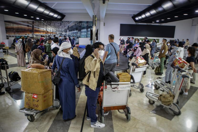 Sejumlah penumpang pesawat yang baru tiba menunggu barang bawaanya dari bagasi pesawat, di Terminal 2 Domestik Bandara Soekarno Hatta, Tangerang, Banten, Sabtu (7/5/2022). PT Angkasa Pura II mencatat pada H+4 lebaran sebanyak 79.763 penumpang tiba di Bandara Soekarno Hatta dengan 464 pergerakan pesawat.