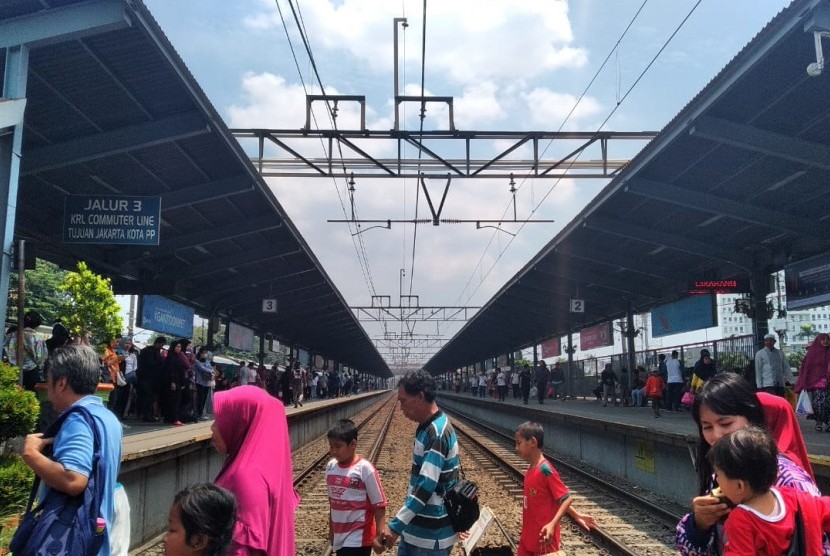 Sejumlah penumpang sedang melintasi rel kereta di Stasiun Bekasi, Kota Bekasi, pada Ahad (14/4). Tampak Stasiun Bekasi sudah tidak mengalami penumpukan lagi meski uji coba jalur dwi ganda masih berlangsung.