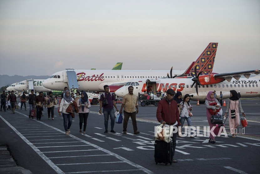Sejumlah penumpang tiba di Bandara Adisutjipto, Sleman, DI Yogyakarta.