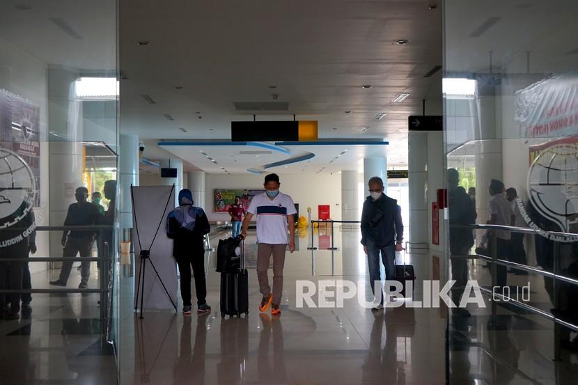 Sejumlah penumpang tiba di Bandara Djalaludin, Kabupaten Gorontalo, Gorontalo, Rabu (9/3/2022). SAM Air membuka penerbangan ke 9 rute.