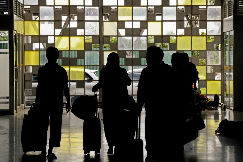 Sejumlah penumpang tiba di terminal keberangkatan Bandara Lombok International Airport (LIA) di Praya, Lombok Tengah, NTB (ilustrasi)    