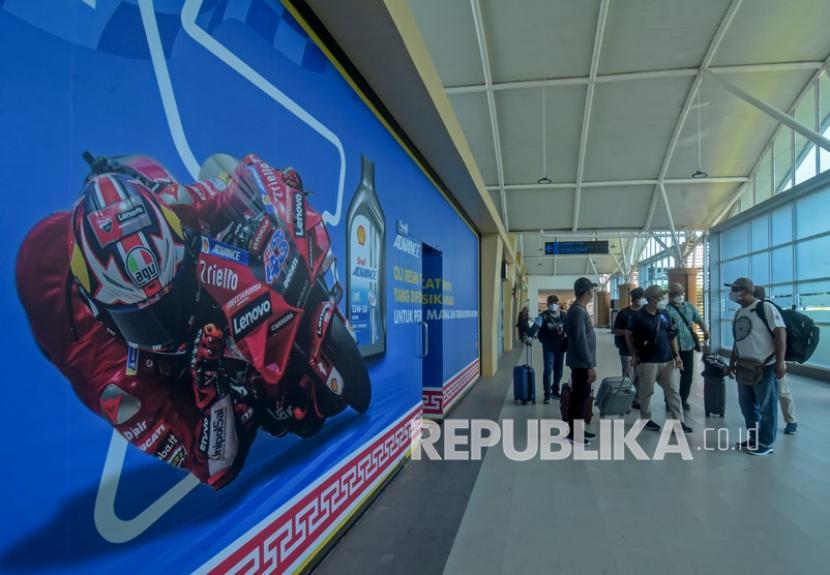 Sejumlah penumpang tiba di terminal kedatangan Bandara Internasional Lombok (BIL) di Praya, Lombok Tengah, NTB. ilustrasi