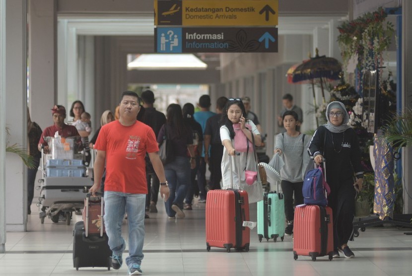 Sejumlah penumpang tiba di Terminal Kedatangan Domestik Bandara Internasional I Gusti Ngurah Rai, Bali, Jumat (4/1/2019).