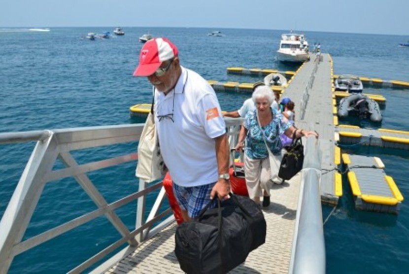 Sejumlah penumpang turun dari kapal cepat (fast boat) yang bersandar di Pelabuhan Senggigi, Gerung, Lombok Barat, NTB, Sabtu (7/11).