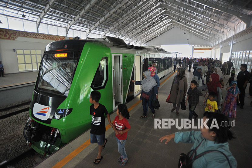 Sejumlah penumpang turun dari Kereta Rel Diesel Elektrik (KRDE) Minangkabau Ekspres di Stasiun Bandara Internasional Minangkabau (BIM), di Padangpariaman, Sumatra Barat, Selasa (1/5). 