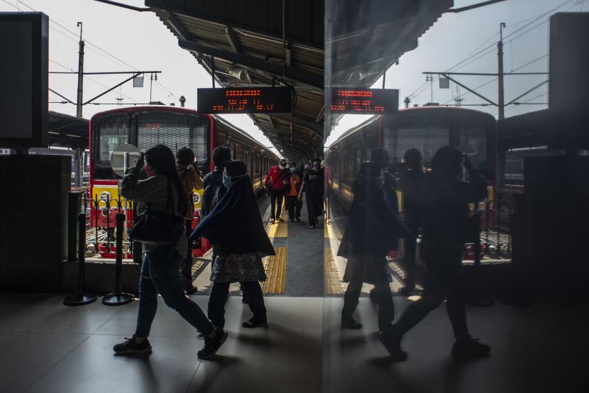 Sejumlah penumpang turun dari KRL di Stasiun Jakarta Kota, Jakarta. KAI Commuter tetap melanjutkan penerapan dokumen syarat perjalanan bagi penumpang kereta rel listrik (KRL).