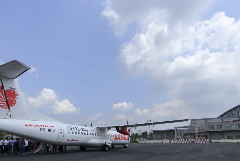 Sejumlah penumpang turun dari maskapai Wings Air di Bandara Silampari, Lubuklinggau, Sumatra Selatan.