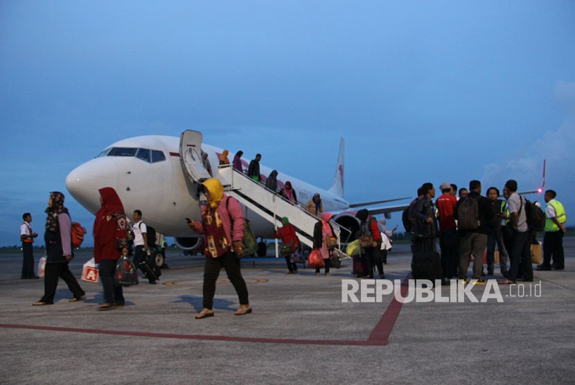 Sejumlah penumpang turun dari pesawat Lion Air setelah gagal berangkat menuju ke Surabaya setelah penutupan Bandara Internasional Lombok, Nusa Tenggara Barat, Minggu (26/11). 