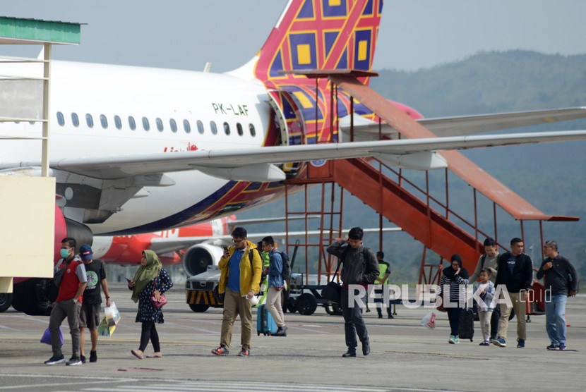 Sejumlah penumpang turun dari pesawat udara saat tiba di Bandara Internasional Sultan Iskandar Muda, Blang Bintang, Kabupaten Aceh Besar, Aceh, Kamis (17/1/2019).