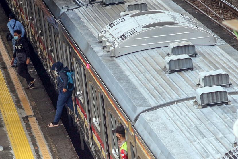 Sejumlah penumpang turun dari rangkaian Kereta Rel Listrik (KRL) Commutter di Stasiun Cilebut, Kabupaten Bogor, Jawa Barat, Senin (14/2/2022). KAI Commuter mencatat jumlah penumpang pada Senin (14/2) pagi ini mencapai 114.694 orang atau menurun jika dibandingkan dengan pekan sebelumnya yang mencapai 116.705 orang selama pemberlakuan PPKM Level 3.