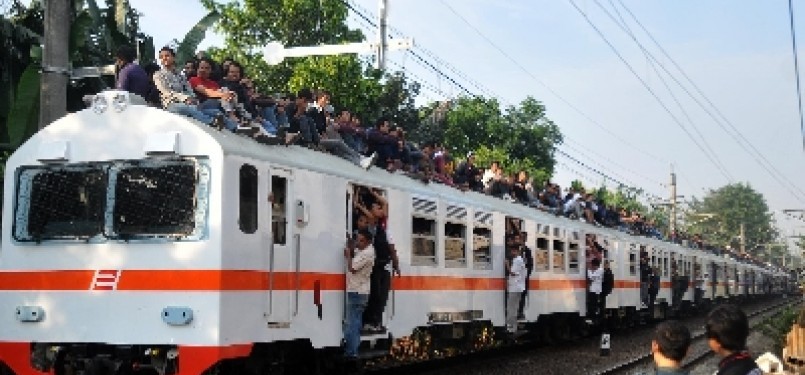 Sejumlah penumpang yang berada diatas kereta berusaha menghindar dari penghalang penumpang 'pintu koboi' saat melintas di kawasan Kalibata, Jakarta Selatan, Senin (27/6).