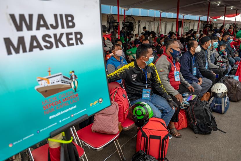 Sejumlah penumpang yang mengikuti program mudik gratis sepeda motor bersama Kapal Motor (KM) Dobonsolo asal Tanjung Priok, Jakarta.
