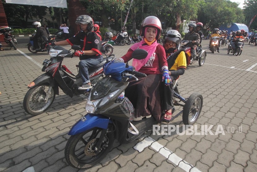 Sejumlah penyandang disabilitas mengikuti tur motor difabel saat acara peringatan Hari Disabilitas Internasional (HDI) 2017 di Surabaya, Jawa Timur, Ahad (3/12). 