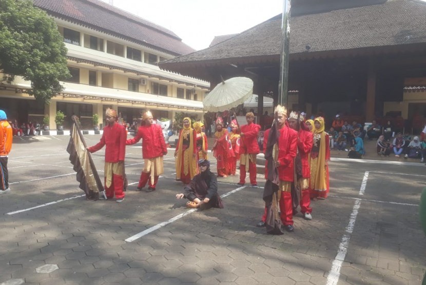 Sejumlah penyandang disabilitas usia sekolah di kantor DPRD Kota Cimahi tengah melaksanakan peringatan hari disabilitas tingkat internasional, Senin (3/12).