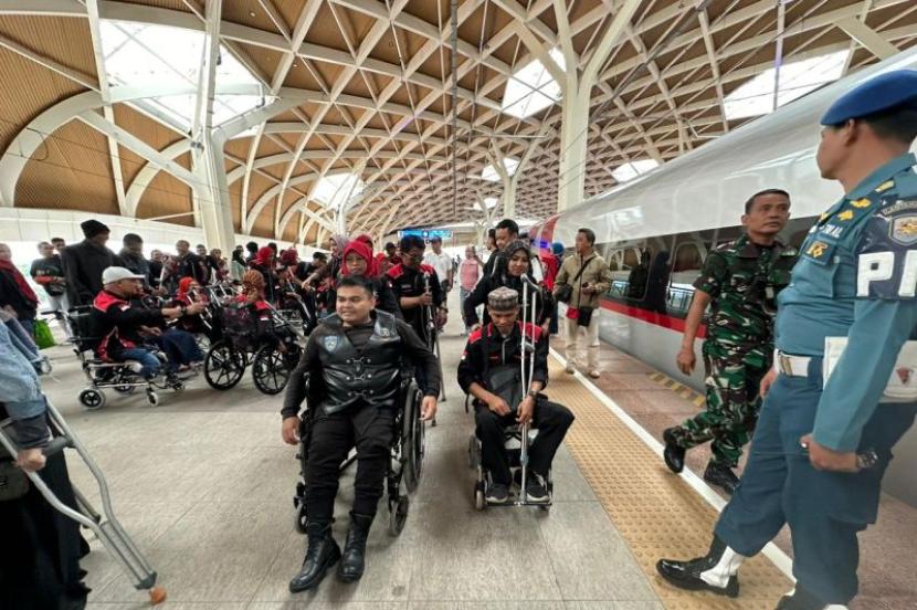 Sejumlah penyandang disabilitas yang tergabung dalam Motor Disable Federation (Modif) Indonesia mencoba kereta cepat Whoosh pada Ahad (3/12/2023). 