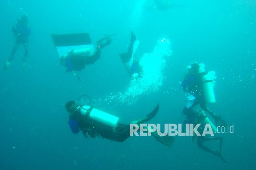 Sejumlah penyelam mengibarkan bendera merah putih di bawah laut di objek wisata Hiu Paus, Botubarani, Kabupaten Bone Bolango, Gorontalo (ilustrasi)