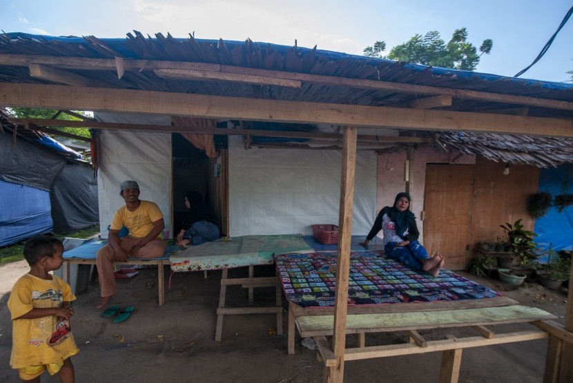 Sejumlah penyintas bencana beraktivitas di depan hunian sementaranya di Desa Pombewe, Sigi, Sulawesi Tengah, Jumat (2/8/2019).