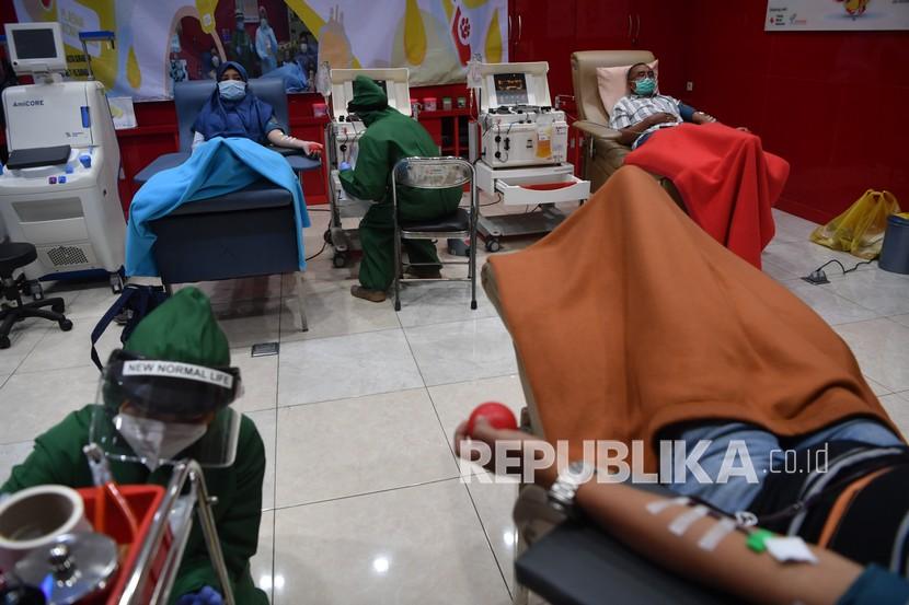 Sejumlah penyintas COVID-19 mendonorkan plasma konvalesen di Unit Tranfusi Darah PMI Surabaya, Jawa Timur, Selasa (26/1/2021). Animo pendonor plasma konvalesen di Kota Surabaya terus meningkat namun demikian PMI hanya mampu melayani hingga 30 pendonor setiap harinya karena keterbatasan alat. 