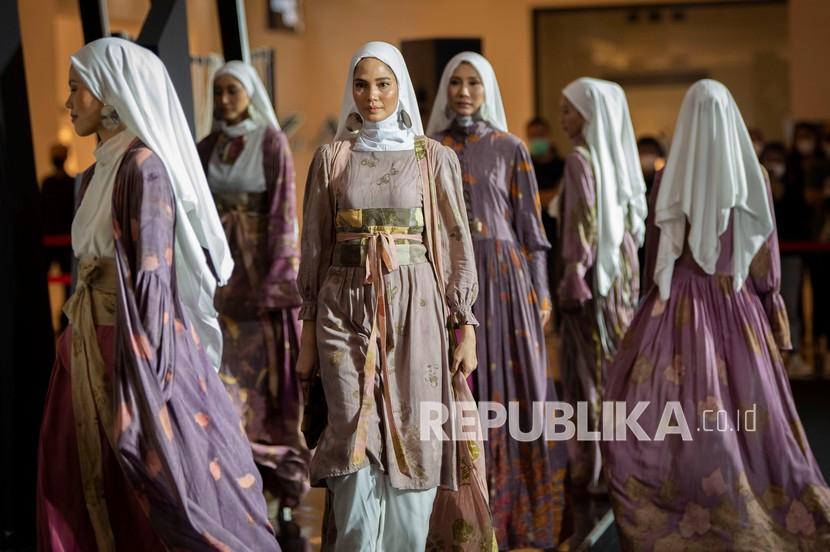 Menteri Perdagangan (Mendag) Zulkifli Hasan mengatakan sudah saatnya busana muslim atau modest fashion Indonesia menguasai dan membanjiri pasar internasional. Ilustrasi.