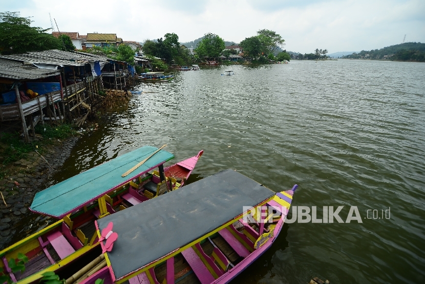 Sejumlah perahu bersandar di bibir Situ Ciburuy, Kemacatan Padalarang, Kabupaten Bandung Barat, Kamis (29/12)