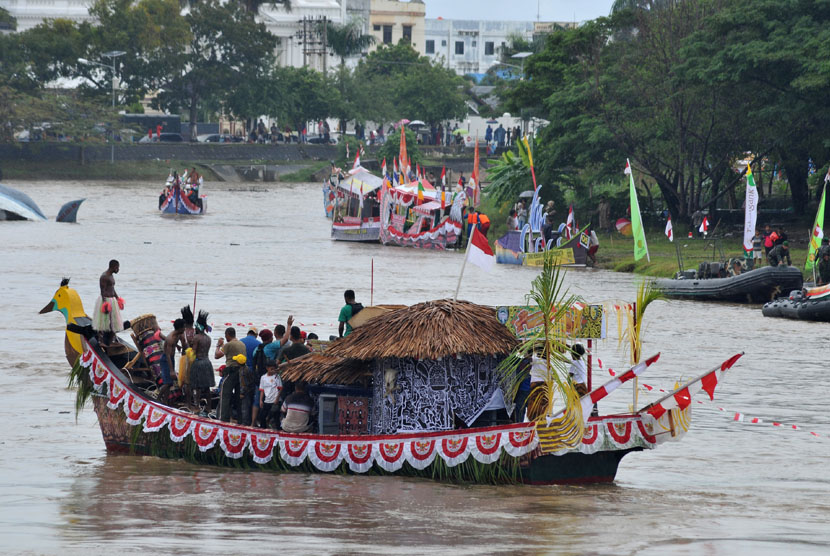   Sejumlah perahu hias mengikuti pawai di Sungai Krueng Aceh, Banda Aceh, Ahad (21/12). (Antara/Ampelsa)