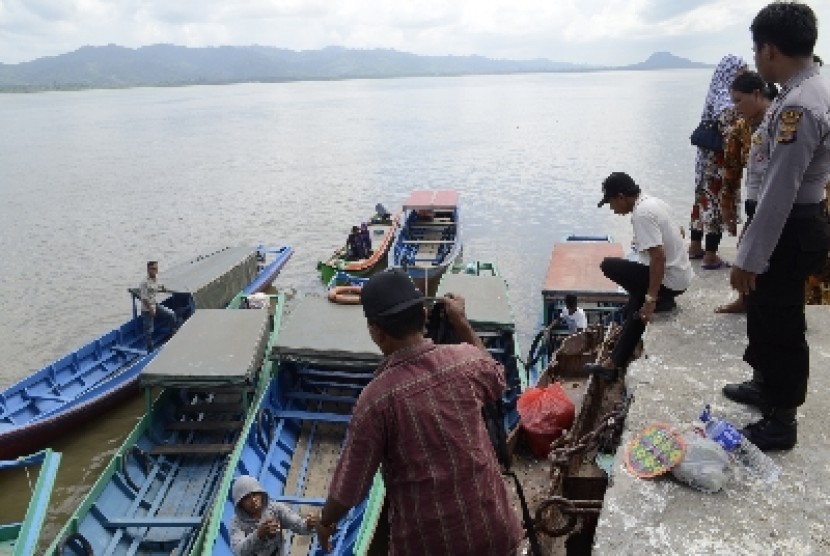 Sejumlah perahu 'katinting' menjadi satu-satunya sarana transportasi warga dari Pulau Nunukan ke Pulau Sebatik yang berbatasan langsung dengan Malaysia.