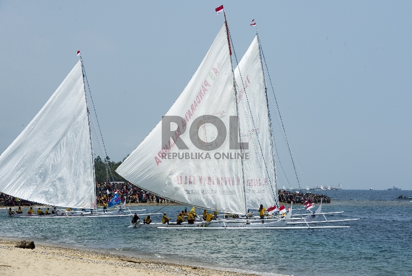 Sejumlah perahu layar memeriahkan puncak acara Sail Tomini 2015 di Pantai Kayu Bura, Kabupaten Parigi Moutong, Sulawesi Tengah, Sabtu (19/9).ANTARA FOTO/Widodo S. Jusuf