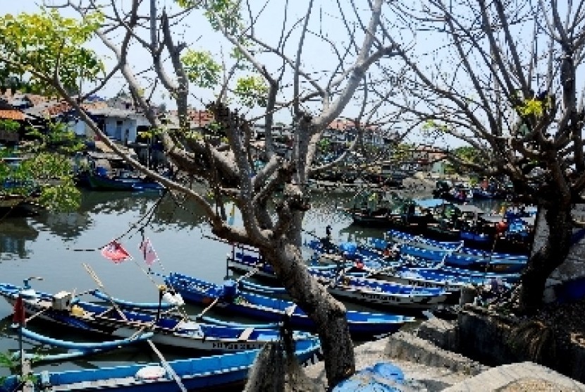 Sejumlah perahu milik nelayan ditambatkan di sekitar muara Sungai Kaliyasa, Cilacap, Jateng.