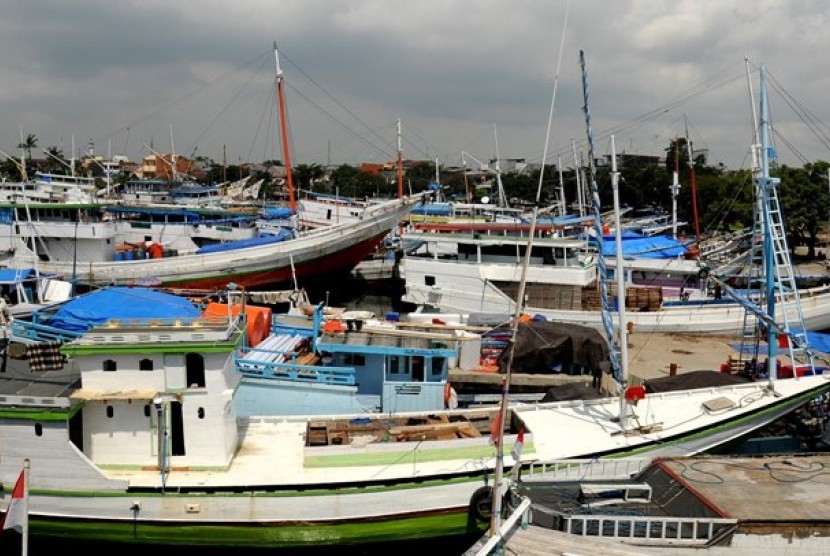 Sejumlah perahu motor niaga ditambatkan karena tidak dapat melaut di Pelabuhan Paotere, Makassar, Sulsel, Jumat (27/4). Puluhan kapal motor niaga dan nelayan tidak berlayar hingga dua pekan karena bahan bakar minyak (BBM) jenis solar langka akibat adanya p