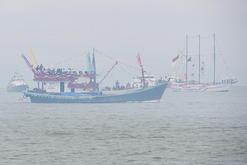 Sejumlah perahu nelayan berpawai memeriahkan Puncak Peringatan Hari Nusantara ke-15 di Pelabuhan Perikanan Samudera Lampulo, Banda Aceh, Aceh, Ahad (13/12).  (Antara/Akbar Nugroho Gumay)
