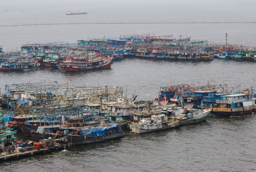 Sejumlah perahu nelayan bersandar di Pelabuhan Muara Angke, Jakarta.