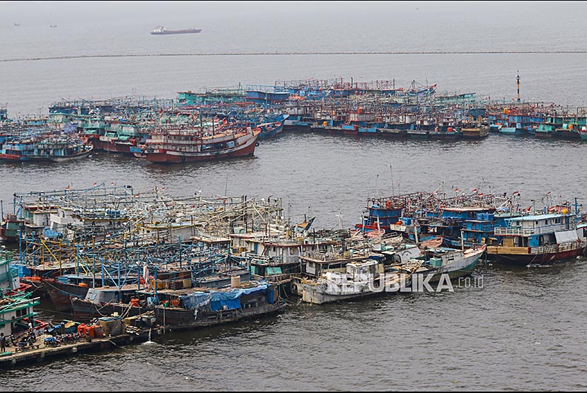 Sejumlah perahu nelayan bersandar di Pelabuhan Muara Angke, Jakarta, Senin (23/10). Kelompok Nelayan Tradisional (KNT) dan masyarakat pesisir di Muara Angke menolak dilanjutkannya proyek reklamasi dan terus berharap kepada janji Gubernur DKI Jakarta Anies Baswedan untuk menghentikan reklamasi di Pantai Utara Jakarta. 