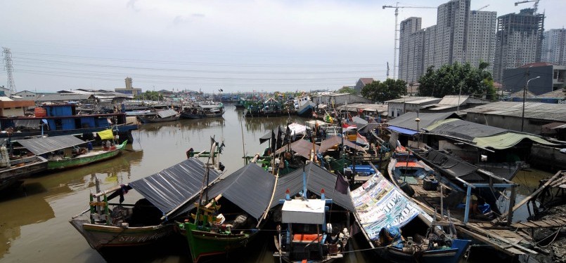 Sejumlah perahu nelayan bersandar di perkampungan nelayan Muara Angke, Jakarta Utara, Rabu (14/3). (Republika/Prayogi)