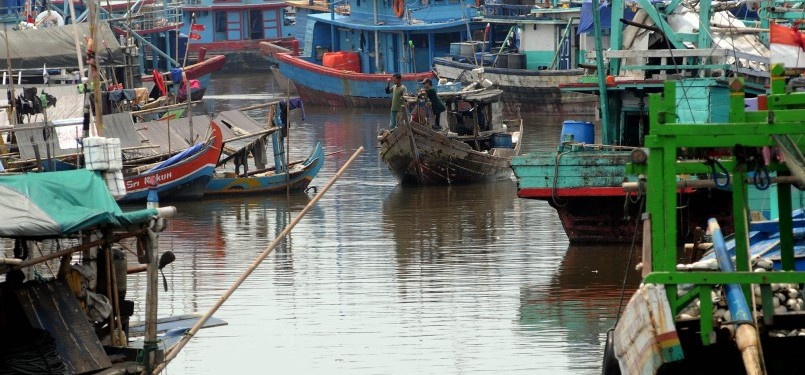 Sejumlah perahu nelayan bersandar di perkampungan nelayan Muara Angke, Jakarta Utara, Rabu (14/3). (Republika/Prayogi)
