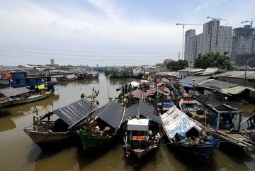 Sejumlah perahu nelayan bersandar di perkampungan nelayan. (Republika/Prayogi)