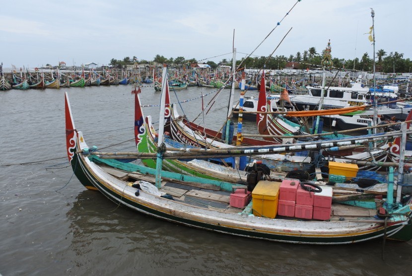 Sejumlah perahu nelayan tertambat di Pelabuhan Kalbut, Mangaran, Situbondo, Jawa Timur, Rabu (23/1/2019). 