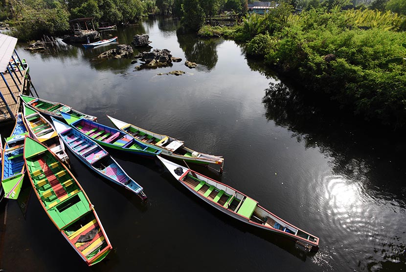 Sejumlah perahu terparkir di dermaga Kampung Wisata Rammang-Rammang, Maros, Sulawesi Selatan, Ahad (22/10). 