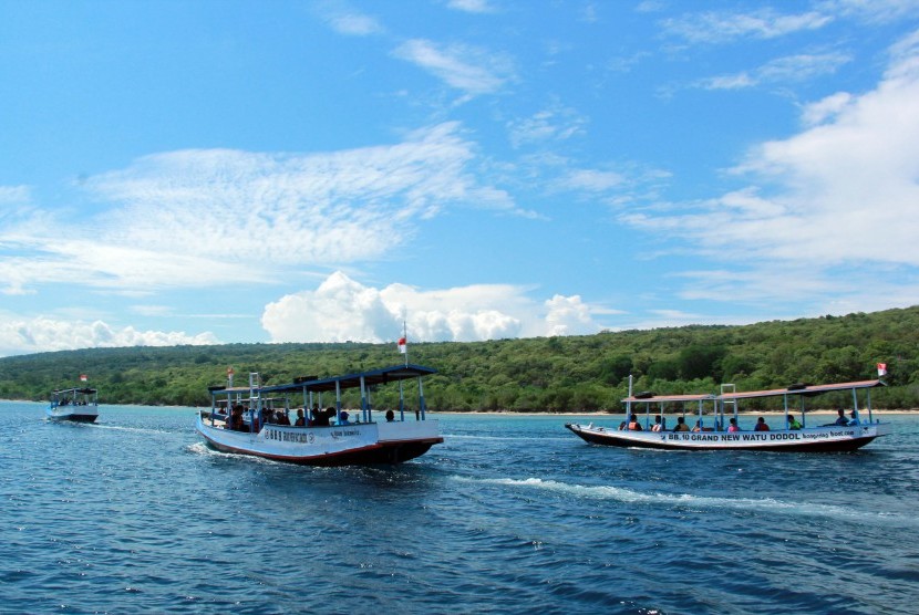 Sejumlah perahu wisatawan melintas di Selat Bali, Banyuwangi, Jawa Timur, Kamis (3/3).
