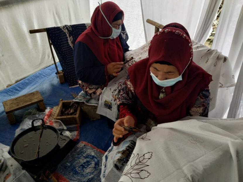 Sejumlah perajin melakukan proses pembuatan Batik Sukapura di Desa Janggala, Kecamatan Sukaraja, Kabupaten Tasikmalaya, Senin (31/5). Batik Sukapura yang merupakan khas Tasikmalaya memiliki ciri warna merah, putih, dan biru. 