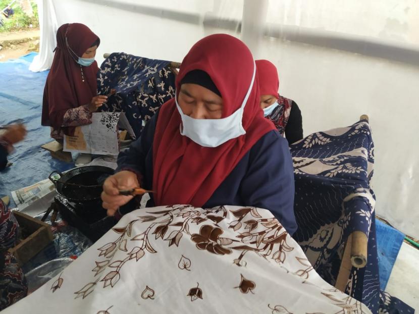 Sejumlah perajin melakukan proses pembuatan Batik Sukapura di Desa Janggala, Kecamatan Sukaraja, Kabupaten Tasikmalaya, Senin (31/5). Batik Sukapura yang merupakan khas Tasikmalaya memiliki ciri warna merah, putih, dan biru. 