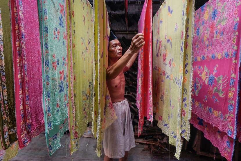 Sejumlah perajin memproduksi batik di Kampung Batik Kauman di Pekalongan, Jawa Tengah, Kamis (27/9). 