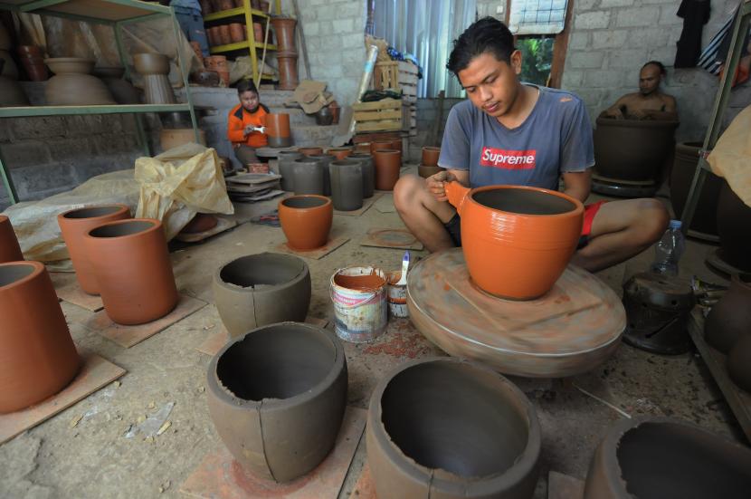 Sejumlah perajin memproduksi kerajinan gerabah di Klaten. (ilustrasi)