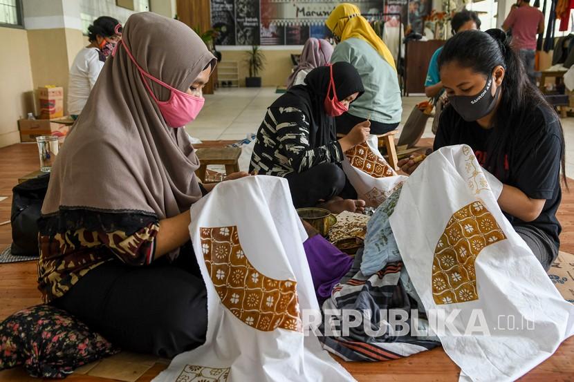 Sejumlah perajin menyelesaikan pembuatan batik di industri rumahan di Rusun Marunda, Jakarta, Selasa (14/7). Tekanan terhadap UMKM semakin tinggi karena aktivitas masyarakat yang terganggu.