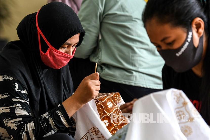 Sejumlah perajin menyelesaikan pembuatan batik di industri rumahan di Rusun Marunda, Jakarta, Selasa (14/7/2020). Lembaga Pengelola Dana Bergulir Koperasi Usaha Mikro Kecil dan Menengah (LPDB-KUMKM) menargetkan 4,8 juta UMKM mendapatkan dana stimulus Pemulihan Ekonomi Nasional (PEN) dengan dana yang telah dialokasikan sebesar Rp1 triliun. 