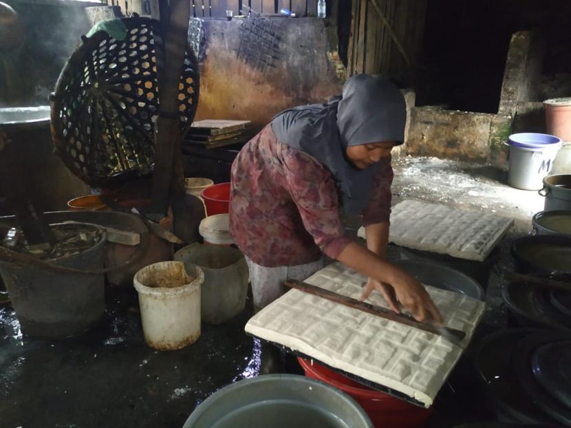 Sejumlah perajin tahu di Kampung Nagrog Kulon, Kelurahan Sukamaju Kidul, Kecamatan Indihiang, Kota Tasikmalaya masih melakukan produksi pada Selasa (22/2/2022). Produksi tahu itu tidak akan dikirim ke pasar untuk hari ini, melainkan disimpan terlebih dahulu untuk dikirim pada Kamis (24/2/2022). Sebab, saat ini masih dilakukan aksi mogok dari para perajin dan pedagang tahu-tempe.